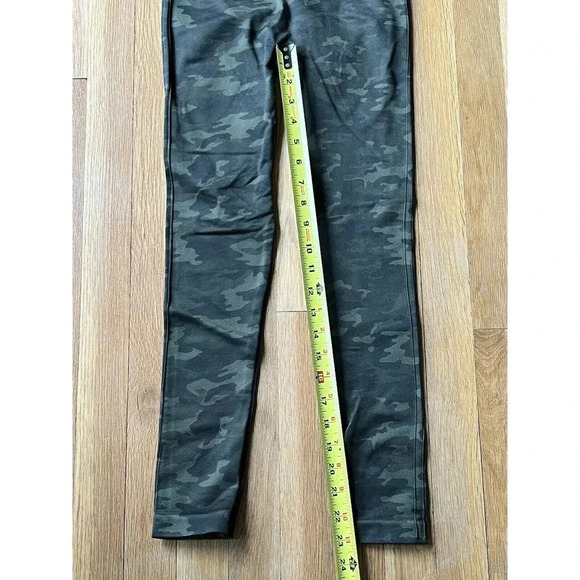 Spanx Look at Me Now Seamless Leggings in Green Camo Size M - Picture 4 of 5